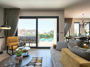 テレビ、テーブルサッカー台