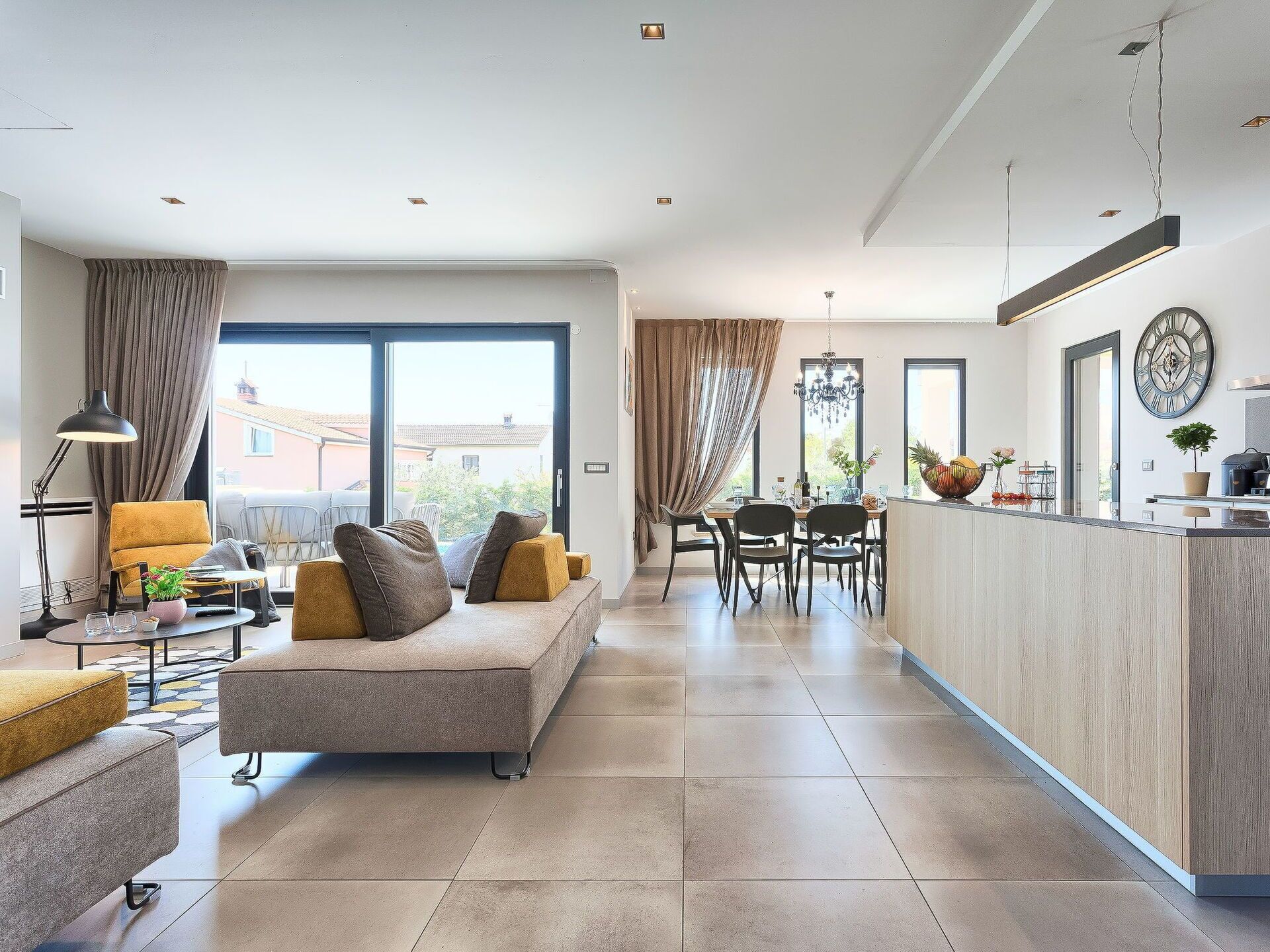 Een televisie en tafelvoetbal