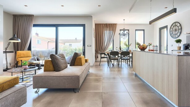 A modern living room with a sofa, a dining area with chairs, and a kitchen with a counter. - Beautiful private villa for 8 guests with hot tub, private pool, WIFI, A/C, TV and terrace (Umag)