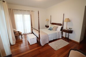 5 bedrooms, iron/ironing board, WiFi, bed sheets