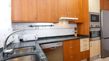 Een koelkast, een magnetron, een oven, een vaatwasser