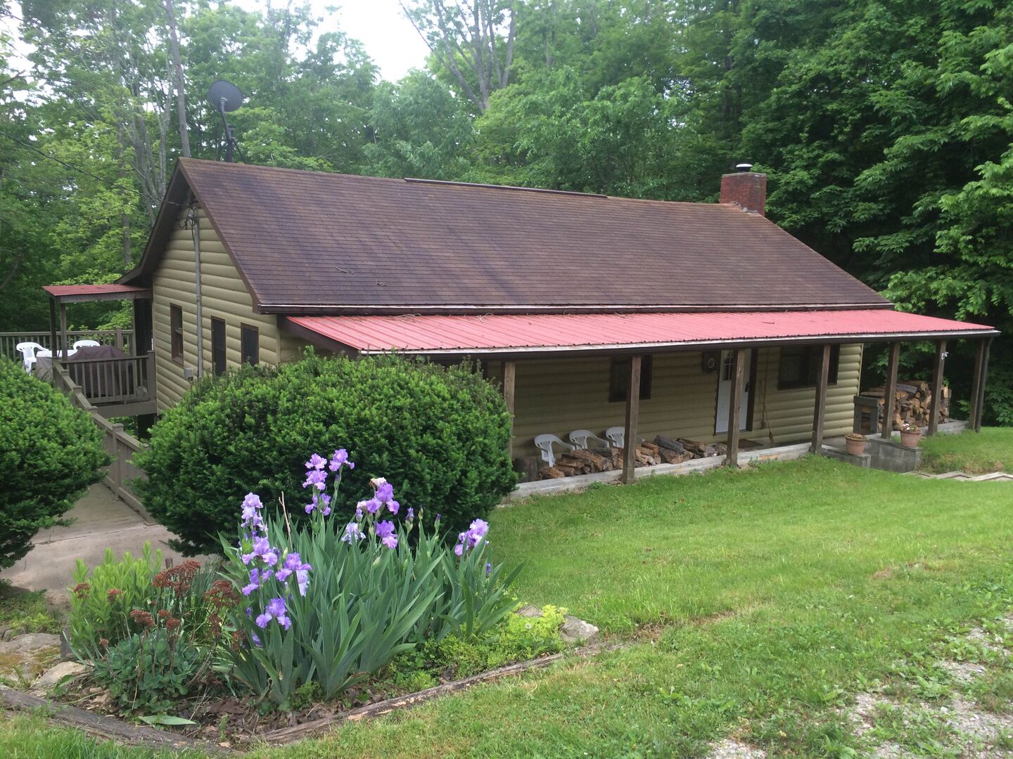 Baroque Haus, 4-bedroom Burr Oak Lake Retreat, w/Hot Tub & Sleeps 10 