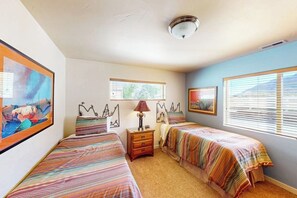 3 bedrooms, iron/ironing board, Internet, bed sheets - Modern Townhome with Seasonal Pool and Hot Tub - Views and Hiking Nearby (Moab)