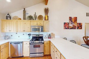 Réfrigérateur, four à micro-ondes, un four, surface de cuisson