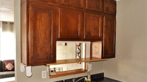 Una cocina con armarios de madera, un lavamanos doble y una encimera.