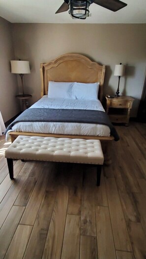 2 bedrooms, free WiFi, bed sheets - new,decorated, snow bird contact for winter stays (Lake havasu)