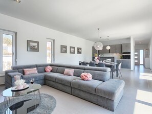 TV - Wonderful private villa for 6 people with WIFI, A/C, private pool, TV and terrace (Premantura)