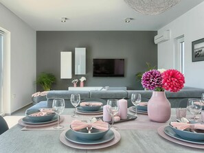 Dining - Wonderful private villa for 6 people with WIFI, A/C, private pool, TV and terrace (Premantura)