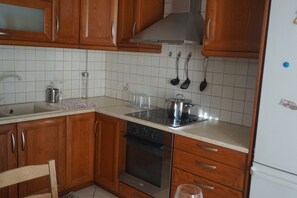 Fridge, oven, coffee/tea maker, cookware/dishes/utensils