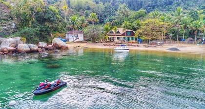 Beach House in Ilha Grande (Angra dos Reis) 2 meters from the sea