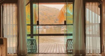 Beach House in Ilha Grande (Angra dos Reis) 2 meters from the sea