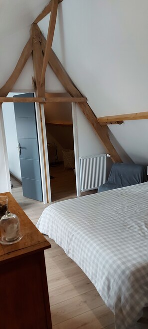 3 bedrooms, iron/ironing board, travel cot, free WiFi