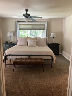 3 室のベッドルーム、アイロン / アイロン台、WiFi (無料)、ベッドシーツ