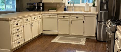 Full-sized fridge, microwave, oven, stovetop