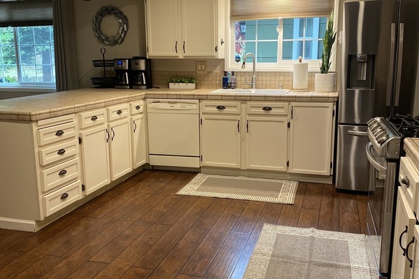 Refrigerador con freezer, microondas, horno, placa de cocina