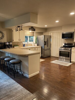 Full-size fridge, microwave, oven, stovetop