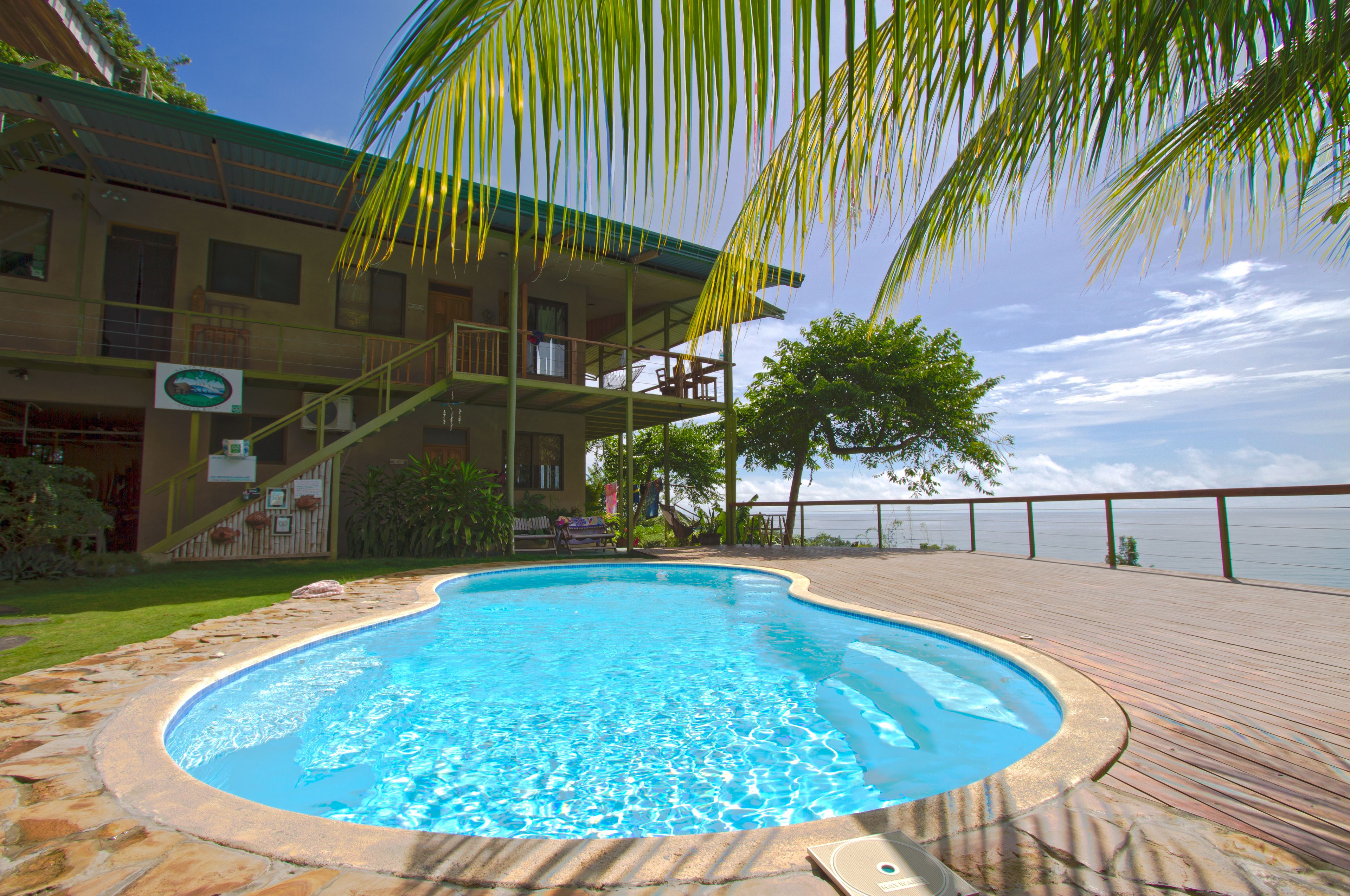 Maison Panoramique | Piscine | Piscine extérieure, chaises longues