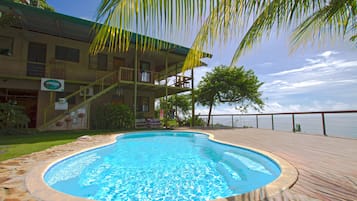 Maison Panoramique | Piscine | Piscine extérieure, chaises longues