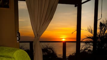 The Sunset Reef Suite | Odadan manzara