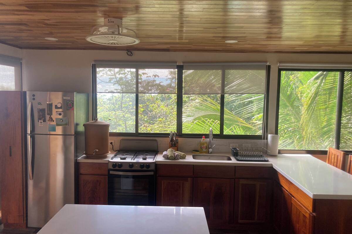 superior house | private kitchen | fridge, oven, stovetop, coffee/tea maker