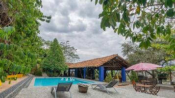 حمام سباحة خارجي