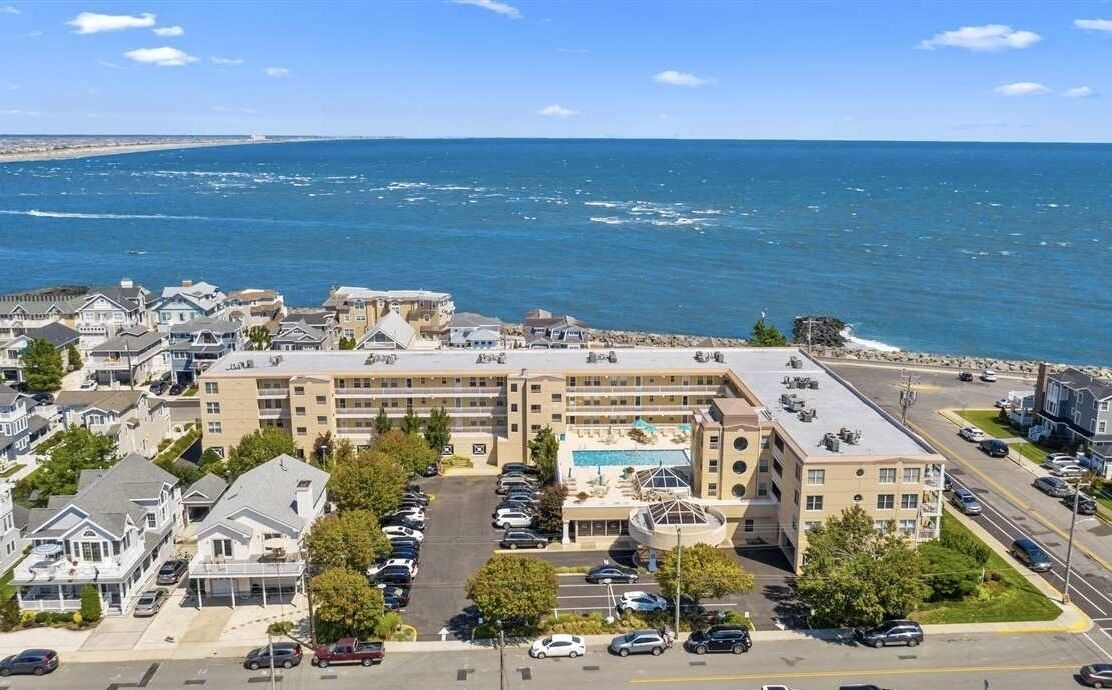 Cute, 2 bedroom, 2 bath condo in "The Avalon" condominium