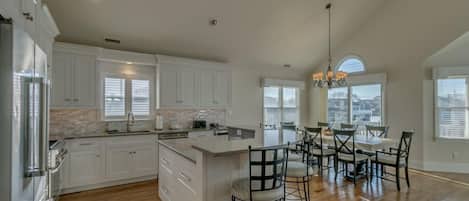 Microwave, dishwasher, coffee/tea maker, toaster