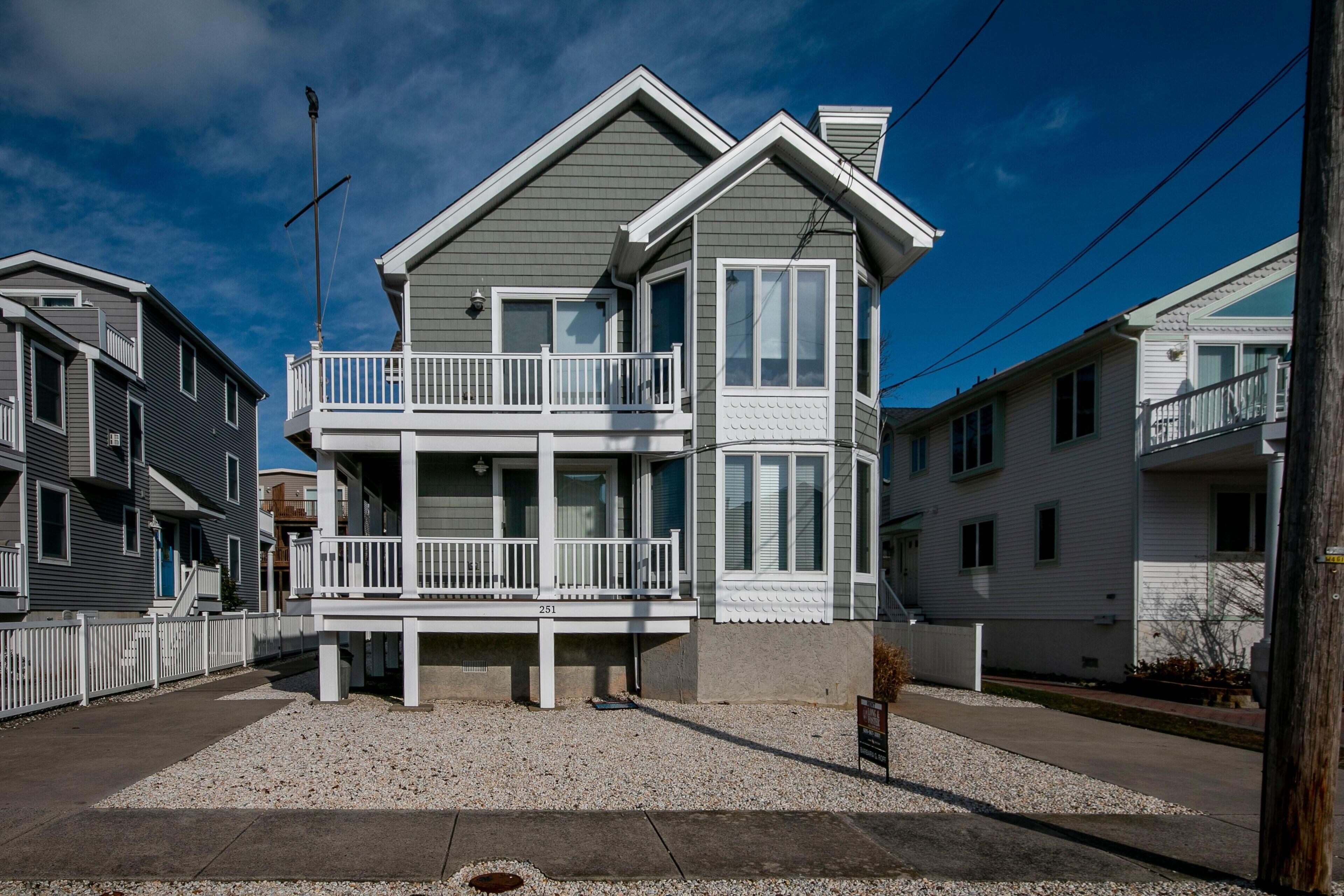 ATTRACTIVE AVALON TOWNHOUSE! Close to all activities including the beach, town and tennis!