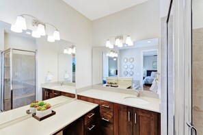 Free toiletries, hair dryer, towels - Family condo w/ mountain views, shared pool & hot tub, close to downtown/Arches (Moab)