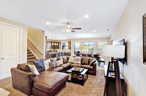 TV, DVD player, table tennis - Family condo w/ mountain views, shared pool & hot tub, close to downtown/Arches (Moab)