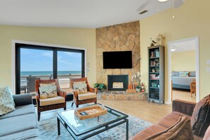 Älytelevisio, takka, DVD-soitin, kirjoja