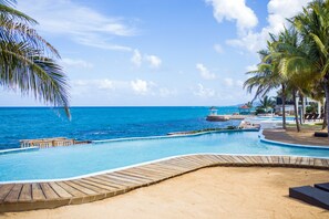 2 outdoor pools - Whispering Seas (Tower Isle)