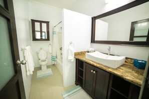 アパートメント ベッド (複数台) オーシャンビュー | バスルーム | シャワー付き浴槽、バスアメニティ (無料)、ヘアドライヤー、石鹸