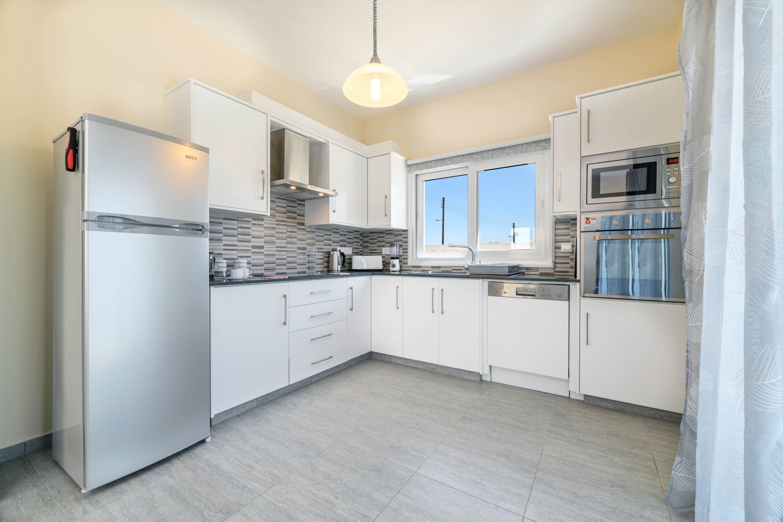 Kühlschrank, Mikrowelle, Ofen, Geschirrspüler