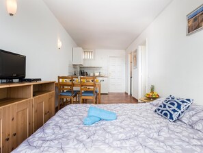 1 bedroom, iron/ironing board, Internet, bed sheets