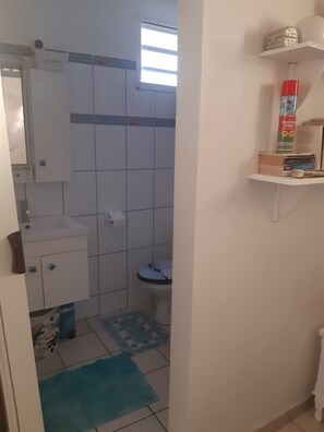 Douche, sèche-cheveux, serviettes fournies