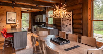 Cote Nord Tremblant Designerin ylellinen hirsimökki