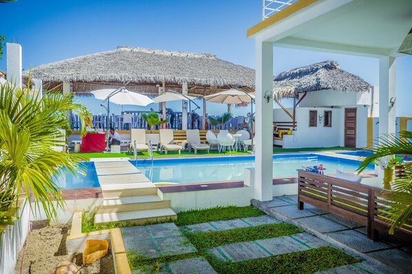 Außenpool, Sonnenschirme, Liegestühle
