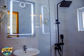 Standard Studio | Bathroom | Shower, rainfall showerhead, free toiletries, hair dryer - La Fourmi Hôtel (Nosy Be)