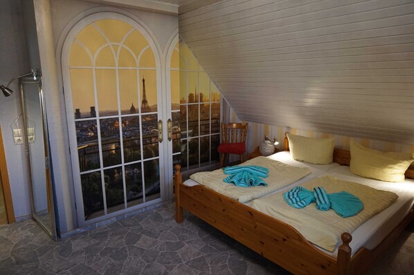1 bedroom, bed sheets