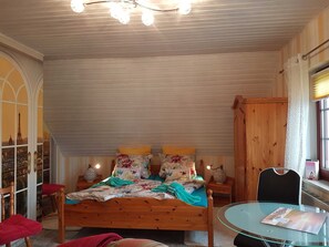 1 bedroom, bed sheets