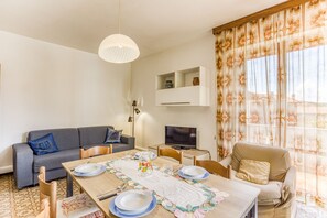 Dining - Casa Arno 500m from beach, Marina di Massa, Italy (Marina di Massa)