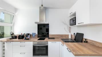 Geladeira, micro-ondas, fogão, lava-louças