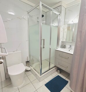 Een haardroger, handdoeken