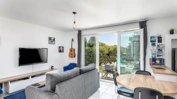 TV, DVD player, aparelho de som