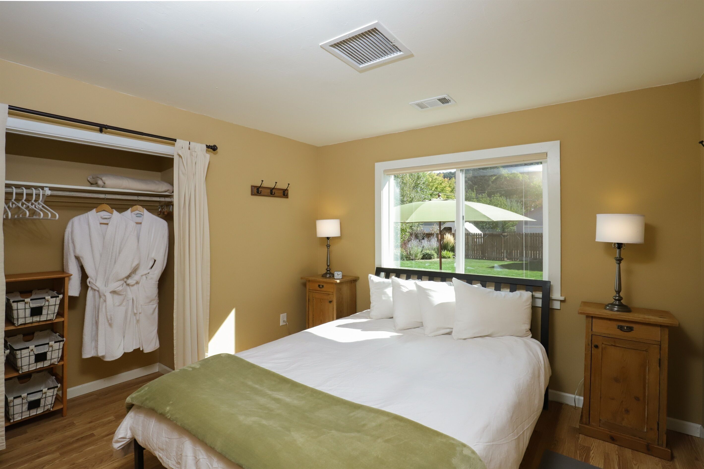 3 bedrooms, desk, iron/ironing board, travel crib