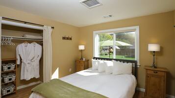 3 bedrooms, desk, iron/ironing board, travel crib