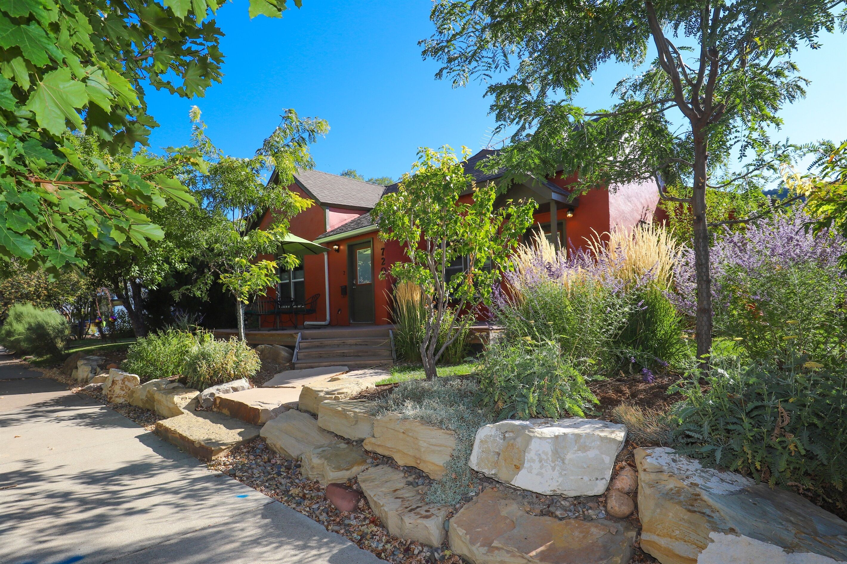 Highland Sage: Downtown Oasis, Private Fenced Yard and Relaxing Patio