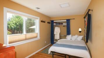 3 bedrooms, desk, iron/ironing board, travel crib