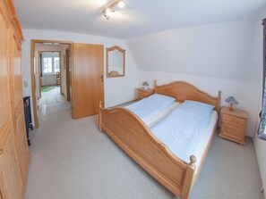 2 bedrooms, iron/ironing board, travel cot, WiFi